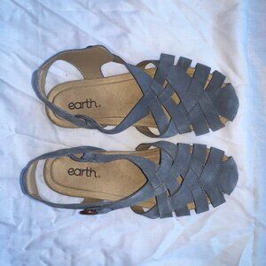 Earth blue/gray sandals size 8W